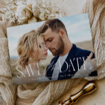 Modernes Foto für Typkalligrafie-Skriptüberlagerun Save The Date<br><div class="desc">Dieses moderne,  elegante Kalligraphie-Skript-Overlay-Foto verfügt Save the Date über eine moderne typografische Paarung von Kalligrafieschrift und eine einzigartige Serife. Ihr Verlobung Foto nimmt die Bühne in den Mittelpunkt auf diesem schönen Save the Date.</div>