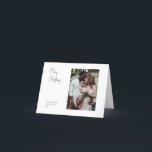 Modernes Foto für Weihnachtskripte im geklappten S Feiertagskarte<br><div class="desc">Dieses moderne Weihnachtsskript gefaltet Single Foto-Urlaubskarte ist perfekt für Ihren minimalistischen Shabby Chic boho Schwarz-Weiß-Urlaub Gruß. Die minimale whimsical handgeschriebene Kalligraphie ist delikat und rustikal, bleibe elegant und elegant. Das Design spiegelt einen ganz weißen Wintertag wider und erinnert an Erinnerungen eines vereinfachenden Lebens. Sie werden feststellen, dass alles über dieses...</div>