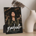 Modernes Foto für White Script-Abschluss Fotoplatte<br><div class="desc">Feiern Sie die Leistung Ihres Absolventen mit einem personalisierten Abschluss Foto-Sake. Die Tafel zeigt das vertikale Foto des Absolventen mit "Graduate" in einem trendigen Schriftart mit weißem Schrift. Personalisieren Sie die einfache Abschluss-Foto-Plakette,  indem Sie den Namen,  Schule und Abschluss des Absolventen Jahr unten.</div>