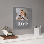 Modernes Foto Gray Es ist gut, Zuhause Quote Gesch Quadratische Wanduhr<br><div class="desc">Modernes Foto Gray Es ist gut,  Zuhause Quote Geschenk zu sein</div>