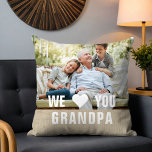 Modernes Foto Großvater Drehbuch Herz Kissen<br><div class="desc">Das moderne Foto Grandpa Script Herzklopfen Kissen mit dem Text "We (heart) you Grandpa" in einem modernen weißen Typografie-Overlay. Personalisieren Sie diese,  indem Sie den Text in dem dafür vorgesehenen Textfeld bearbeiten. Entworfen von ©Evco Studio www.zazzle.com/store/evcostudio</div>