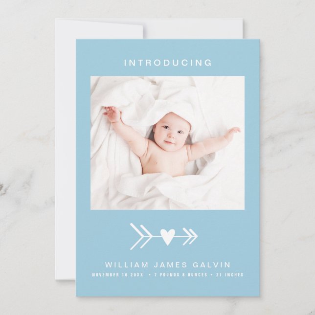 Modernes Foto Heart Arrow Blue Baby Boy Birth Ankündigung (Vorderseite)