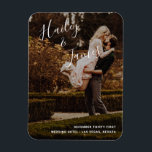 Modernes Foto Hochzeitshandgeschriebenes Skriptübe Magnet<br><div class="desc">Moderner Gastgeschenk Hochzeit Magnet mit einem einfachen Design mit Ihren Namen in einem eleganten, handgeschriebenen Drehbuch an der Spitze links und Ihre Hochzeitsdetails in der rechten Ausrichtung unten rechts, über Ihrem bevorzugten Foto. Die schicke Handschrift fügt diesem minimalistischen Design eine romantische Touch hinzu. Diese Magnete sind großartig als personalisierte Gastgeschenk...</div>