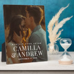 Modernes Foto-Hochzeitssake Fotoplatte<br><div class="desc">Diese Hochzeitskirchplakette beinhaltet das Foto der Ehepaare und den großen Overlay-Typ. Klicken Sie auf die Schaltfläche Bearbeiten, um dieses Design anzupassen.</div>
