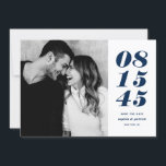 Modernes Foto in Blau und Weiß mit Datumstypografi Save The Date<br><div class="desc">Modernes Navy Blue und Weiß Bold Date Typografy Foto Save the Date | Eine individuell anpassbare, Save the Date flache Karte mit fett formatierter Typografie und Streifen. Dieses stilvolle Foto Save the Date ist perfekt für jedes Hochzeitsthema und jede Jahreszeit. Sie können die Karte weiter anpassen, indem Sie das Muster...</div>