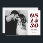 Modernes Foto in Rot und Weiß mit Datumstypografie Save The Date<br><div class="desc">Modernes Foto in Rot und Weiß Datumstypografie Save the Date | Eine individuell anpassbare, Save the Date flache Karte mit fett formatierter Typografie und Streifen. Dieses stilvolle Foto Save the Date ist perfekt für jedes Hochzeitsthema und jede Jahreszeit. Persönlich gestalten, indem Sie Ihre Foto- und Hochzeitsdetails hinzufügen. Sie können die...</div>