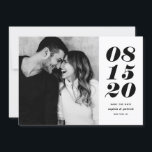 Modernes Foto in Schwarz und Weiß mit Datumsangabe Save The Date<br><div class="desc">Modernes Foto in Schwarz und Weiß mit Datumstypografie Save the Date | Eine individuell anpassbare, Save the Date flache Karte mit fett formatierter Typografie und Streifen. Dieses stilvolle Foto Save the Date ist perfekt für jedes Hochzeitsthema und jede Jahreszeit. Sie können die Karte weiter anpassen, indem Sie das Muster in...</div>