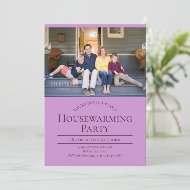 Modernes Foto Lavender Lila Housewarming Einladung (Stehend Vorderseite)