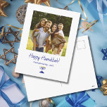 Modernes Foto Menorah Hanukkah Feiertagspostkarte<br><div class="desc">Foto Hanukkah Postkarte,  mit einer einfachen modernen Menorah auf weißem Hintergrund. Mit blau anpassbarer Typografie-Schrift fügen Sie Ihre eigenen Informationen hinzu. Sie fügen auch Ihr eigenes Foto hinzu,  um Ihre Karte besonders zu gestalten. Ideal,  um gute Wünsche an Freunde und Familie in dieser Ferienzeit zu senden.</div>