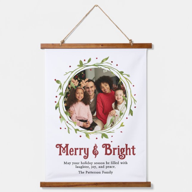 Modernes Foto Merry & Bright Script Wreath Wandteppich Mit Holzrahmen (Vorderseite)