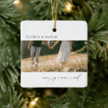 Modernes Foto Minimal Elegant Neu verheiratet Keramikornament<br><div class="desc">Moderne Weihnachtsschmuck mit einem schlichten und minimalen Schwarz-Weiß-Design mit "fröhlich verheiratet" in einer eleganten Typografie, zusammen mit Ihren Namen in einem klassischen, klassischen Serif-Schriftart. Die Vorderseite hat ein Foto und die Rückseite hat ein zweites quadratisches Bild.</div>