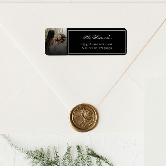 Modernes Foto mit Black Overlay-Hochzeitadresse (Modern Photo with Black Overlay Wedding Address Label)