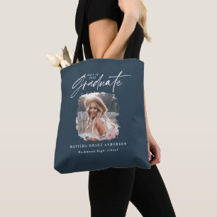 Modernes Foto mit blauen Schriften und elegantem A Tasche