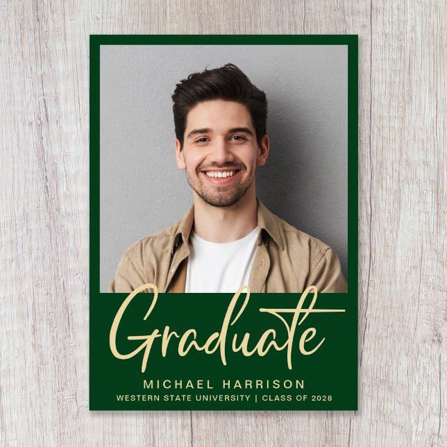 Modernes Foto mit feinem Script Grüner Abschluss Ankündigung (Modern Gold Script Green Photo Graduation Announcement)