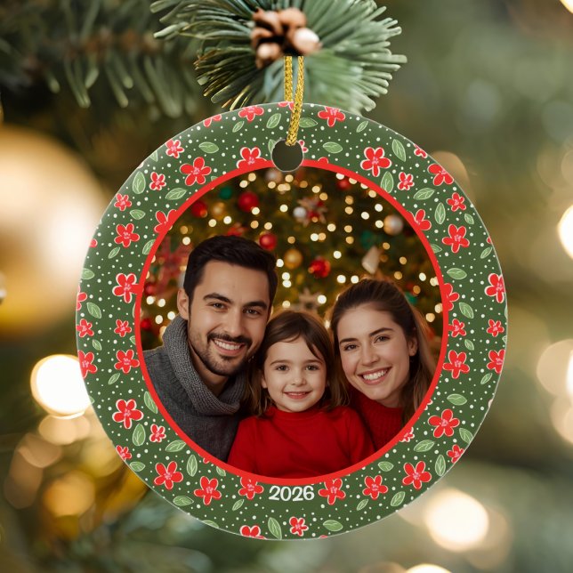 Modernes Foto mit Personalisiertem Rot und Grün Keramik Ornament (Modern Floral Round Photo Ornament)
