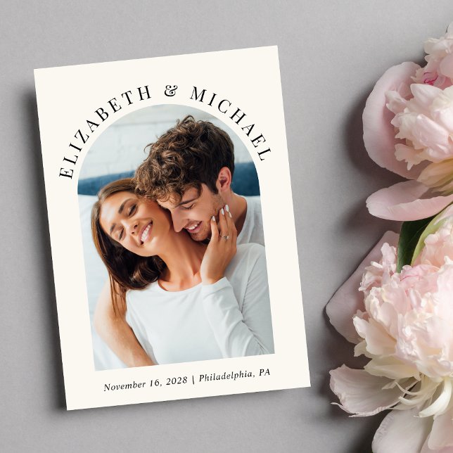 Modernes Foto QR Code Cream Wedding Einladung (Celebrate your love story with an invitation showcasing your favorite photo in an elegant arch frame)