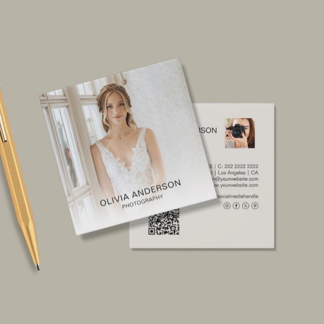 Modernes Foto QR Code Neutral Tone Quadratische Visitenkarte (Modern Photographer Photos QR Code Neutral Tone Square Business Card)