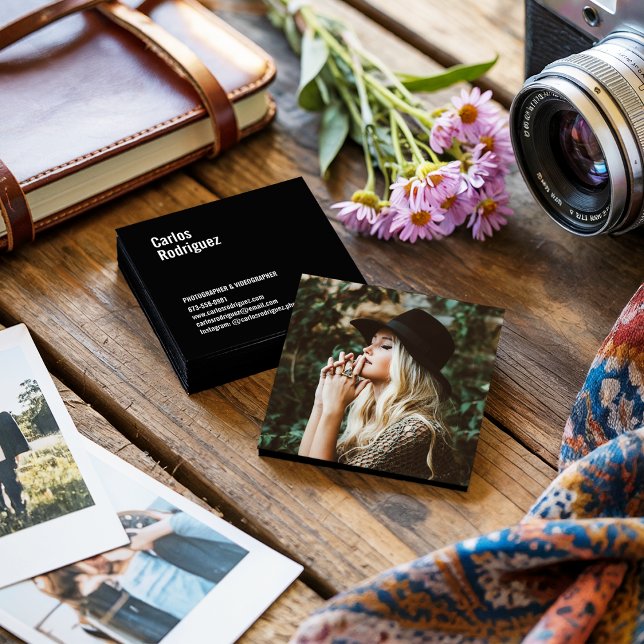 Modernes Foto Quadratische Visitenkarte (Modern photographer photo simple black and white)