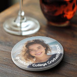 Modernes Foto - Retro-Text - Persönlich Getränkeuntersetzer<br><div class="desc">Ein einfaches, minimales Foto mit Text am Rand. Das ist ein großartiges Geschenk für ein Familienmitglied wie Oma. Das Foto enthält eine dunkle Grenze, sodass der Text auf jedem Foto angezeigt wird. Wenn Sie glauben, dass dies Ihr Foto zu dunkel macht, gehen Sie einfach in den fortgeschrittenen Design-Bereich, wählen Sie...</div>