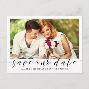 Modernes Foto Save the Date Black Script Wedding Ankündigungspostkarte