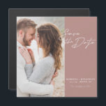 Modernes Foto Save the Date Hochzeitskarte Magnetkarte<br><div class="desc">Elegantes und modernes Design mit einem Typografie-Skript Save the Date und Ihrem Lieblings-Foto vor einem blütigen Hintergrund. Ideal,  um Ihre kommende Hochzeit in einer modischen,  minimalistischen Art und Weise zu verkünden. Einfach wichtige Details und Ihr bestes Foto der Wahl anpassen.</div>