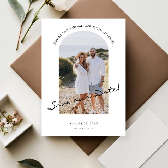 modernes Foto Save the Date minimal Ankündigung (modern minimlaitic save the date card with photo to the brade and groom to be )