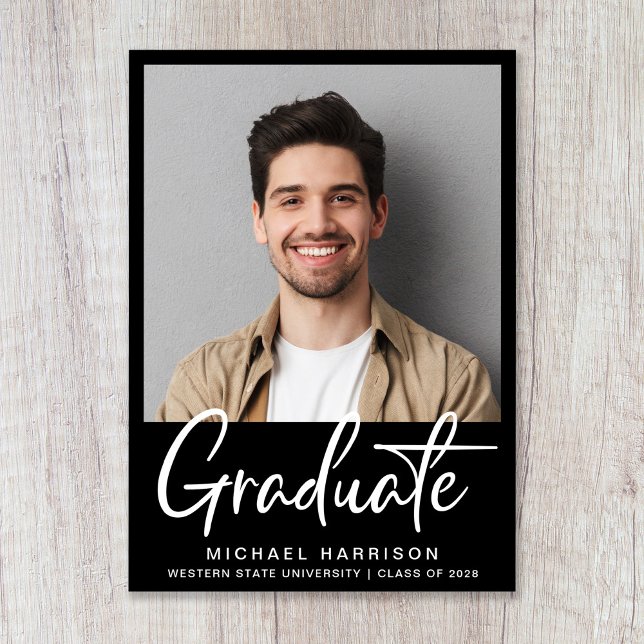 Modernes Foto Script Black Abschluss Ankündigung (Modern Photo White Script Black Graduation Announcement)