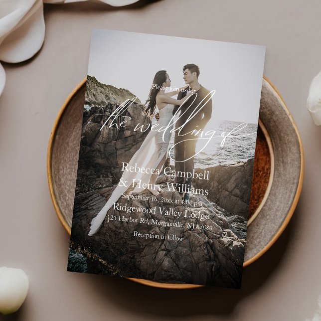 Modernes Foto Script Elegante Hochzeit Einladung (Make your special day unforgettable with our beautifully designed photo wedding invitation.)