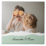 Modernes Foto und Personalisierter Name Minze Gesc Fliese<br><div class="desc">Das moderne Foto mit Personalisierten Namen und Mint Geschenk! Dieses einzigartige und nachdenkliche Geschenk ist dazu gedacht, die besonderen Momente Ihrer Familie zu feiern und zu schätzen.Gönnen Sie sich mit dem modernen Foto und dem Personalisierten Namensschild ein Geschenk von gepflegten Erinnerungen und personalisierter Süße. Es ist eine sinnvolle und reizvolle...</div>
