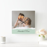 Modernes Foto und Personalisierter Name Minze Gesc Quadratische Wanduhr<br><div class="desc">Das moderne Foto mit Personalisierten Namen und Mint Geschenk! Dieses einzigartige und nachdenkliche Geschenk ist dazu gedacht, die besonderen Momente Ihrer Familie zu feiern und zu schätzen.Gönnen Sie sich mit dem modernen Foto und dem Personalisierten Namensschild ein Geschenk von gepflegten Erinnerungen und personalisierter Süße. Es ist eine sinnvolle und reizvolle...</div>