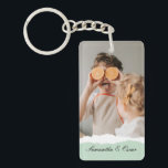 Modernes Foto und Personalisierter Name Minze Gesc Schlüsselanhänger<br><div class="desc">Das moderne Foto mit Personalisierten Namen und Mint Geschenk! Dieses einzigartige und nachdenkliche Geschenk ist dazu gedacht, die besonderen Momente Ihrer Familie zu feiern und zu schätzen.Gönnen Sie sich mit dem modernen Foto und dem Personalisierten Namensschild ein Geschenk von gepflegten Erinnerungen und personalisierter Süße. Es ist eine sinnvolle und reizvolle...</div>