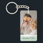 Modernes Foto und Personalisierter Name Minze Gesc Schlüsselanhänger<br><div class="desc">Das moderne Foto mit Personalisierten Namen und Mint Geschenk! Dieses einzigartige und nachdenkliche Geschenk ist dazu gedacht, die besonderen Momente Ihrer Familie zu feiern und zu schätzen.Gönnen Sie sich mit dem modernen Foto und dem Personalisierten Namensschild ein Geschenk von gepflegten Erinnerungen und personalisierter Süße. Es ist eine sinnvolle und reizvolle...</div>