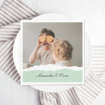 Modernes Foto und Personalisierter Name Minze Gesc Serviette<br><div class="desc">Das moderne Foto mit Personalisierten Namen und Mint Geschenk! Dieses einzigartige und nachdenkliche Geschenk ist dazu gedacht, die besonderen Momente Ihrer Familie zu feiern und zu schätzen.Gönnen Sie sich mit dem modernen Foto und dem Personalisierten Namensschild ein Geschenk von gepflegten Erinnerungen und personalisierter Süße. Es ist eine sinnvolle und reizvolle...</div>