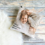 Modernes Foto und was zählt am meisten positive Zi Kissen<br><div class="desc">Das Produkt "Modern Foto & What Matters Most Positive Quote", exklusiv auf Zazzle erhältlich! Dieses einzigartige und inspirierend Produkt verbindet den Power moderner Fotografie mit einem positiven Zitat, das uns daran erinnert, was wirklich im Leben wichtig ist.Das Produkt "Modernes Foto & Was zählt Am meisten Positives Zitat" ist in verschiedenen...</div>