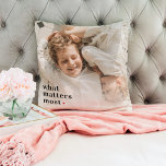 Modernes Foto und was zählt am meisten positive Zi Kissen<br><div class="desc">Das Produkt "Modern Foto & What Matters Most Positive Quote", exklusiv auf Zazzle erhältlich! Dieses einzigartige und inspirierend Produkt verbindet den Power moderner Fotografie mit einem positiven Zitat, das uns daran erinnert, was wirklich im Leben wichtig ist.Das Produkt "Modernes Foto & Was zählt Am meisten Positives Zitat" ist in verschiedenen...</div>
