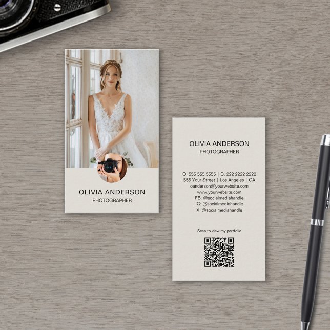 Modernes Fotograf Foto QR Einfaches Neutral Ton Visitenkarte (Modern Photographer Photo QR Simple Neutral Tone Business Card)