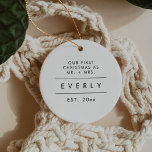 Modernes, frisch gezapftes Ornament Neuvermählte W<br><div class="desc">Dieses moderne minimalistische,  frisch vermählte Ornament besticht durch einen schlichten Schriftart und ein gepflegtes Design. Editieren Sie alle Texte,  Schriftart und Farben,  damit dieser minimalistische,  frisch vermählte Schmuck in Ihren persönlichen Stil und Ihre Vorlieben passt!</div>
