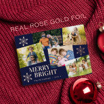 Modernes fröhliches und helles Foto Weihnachtsgold Folien Feiertagskarte<br><div class="desc">Einfach stilvoller Luxus 5 individuelle Fotos,  schicke Typografie und echte Rose Goldfolie Schneeflocken Merry & Bright dunkelmarineblau blaue Urlaubskarten Vorlage.      Einfach mit Ihren Bildern und Familiennamen personalisieren.     Bitte beachten Sie,  dass Sie die Farbe der FOIL wählen können: GOLD,  ROSE GOLD,  oder SILVER.</div>