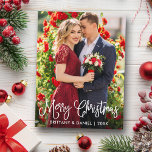 Modernes Fun Calligraphy Christmas Couple Foto Postkarte<br><div class="desc">Moderne Fun Calligraphie Script Frohe Weihnachts Couple Foto Postkarte</div>