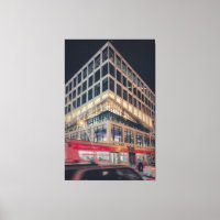 Modernes Gebäude bei Nacht mit Verkehr