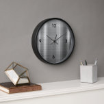 Modernes, gebürstetes Metallsilber Uhr<br><div class="desc">Modernes gestyltes Metall Silber Stilvolle Minimalistische Typografiknummern Zuhause Office Küche Wohnzimmer Badezimmer Uhr</div>