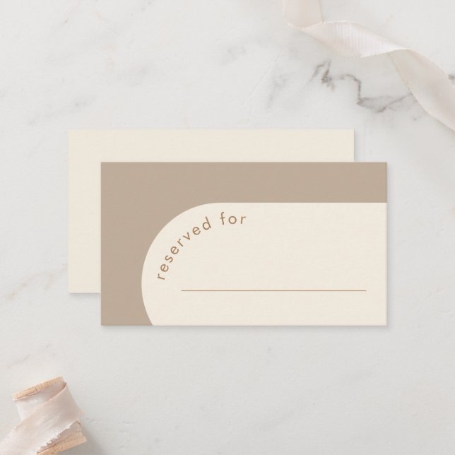 Modernes geometrisches Arch Beige Sand HochzeitsEs Platzkarte (Vorderseite/Rückseite Beispiel)