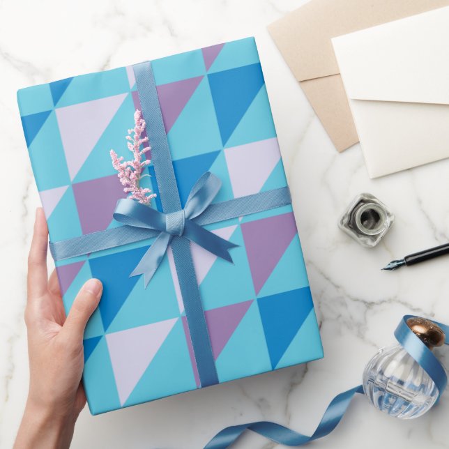 Modernes geometrisches, dreieckiges blaues lila geschenkpapier (Schenken)