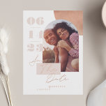 Modernes geometrisches, fett gedrucktes Pink-Foto Save The Date<br><div class="desc">Modernes,  fett gedrucktes Foto Save the Date das Kartendesign. Die moderne Rose mit blütendem Gold und die bunte Farbpalette verleihen dem Ganzen ein modernes und stilvolles Ambiente. "Save the Date" gepaart mit moderner fett formatierter Textpaarung. Trendy geometrische Anordnung mit dem gewölbten Foto Rahmen zur Anzeige Ihres speziellen Fotos.</div>