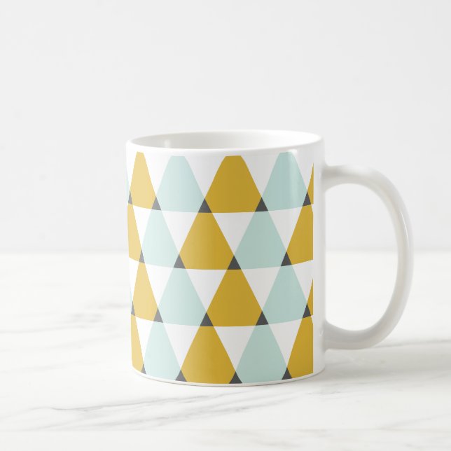 Modernes geometrisches, gelbes Dreiecksmuster Kaffeetasse (Rechts)