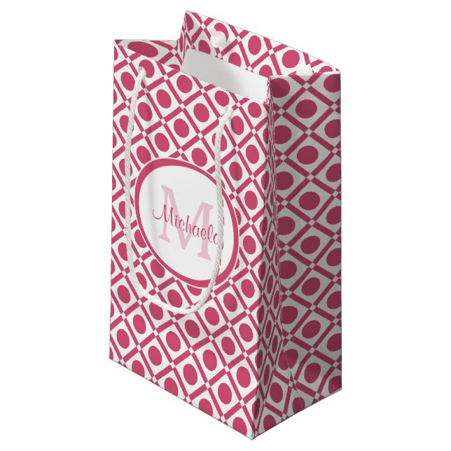 Modernes geometrisches Monogramm mit rosa und weiß Kleine Geschenktüte (Vorderseite Schrägansicht)