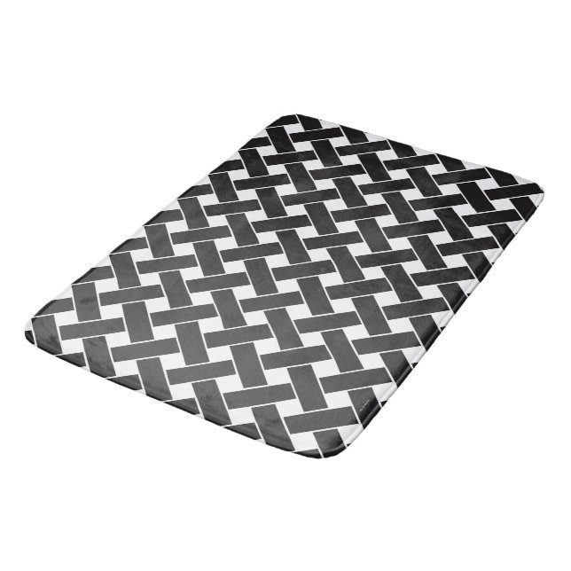 Modernes, geometrisches Muster aus Schwarz und Wei Badematte (Schrägansicht)