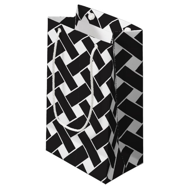 Modernes, geometrisches Muster aus Schwarz und Wei Kleine Geschenktüte (Vorderseite Schrägansicht)