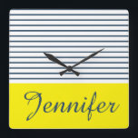 Modernes gestreiftes Muster Quadratische Wanduhr<br><div class="desc">Modernes weißes,  blaues und gelbes gestreiftes Muster mit individuellem Namen</div>