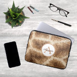 Modernes Giraffenmuster mit Monogramm und Namen Laptopschutzhülle<br><div class="desc">Ein modernes Monogramm und Nametag auf einem Giraffenmuster auf einem Laptop-Ärmel.</div>